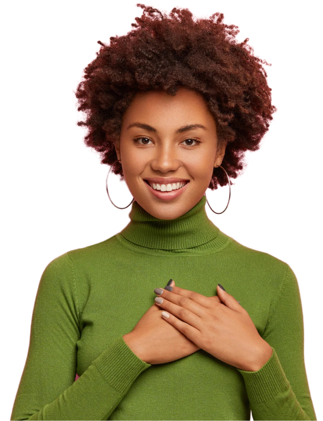 Mulher negra  usando blusa verde com manga e gola longa e sorrindo.